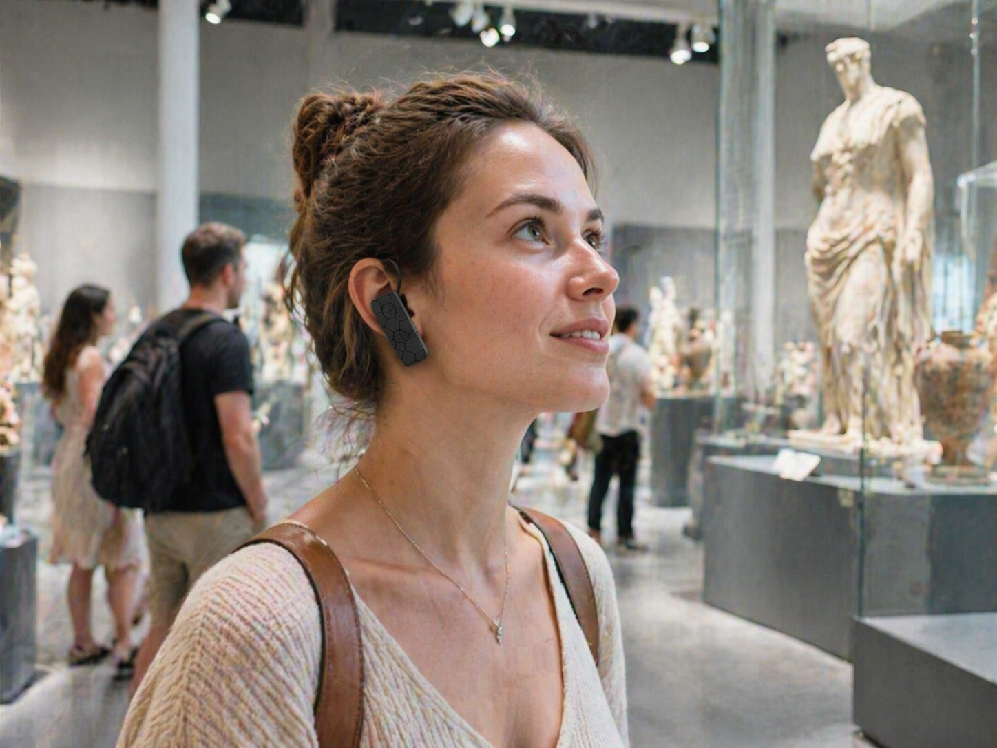 游客们佩戴鹰米的自助导览设备自由参观艺术馆